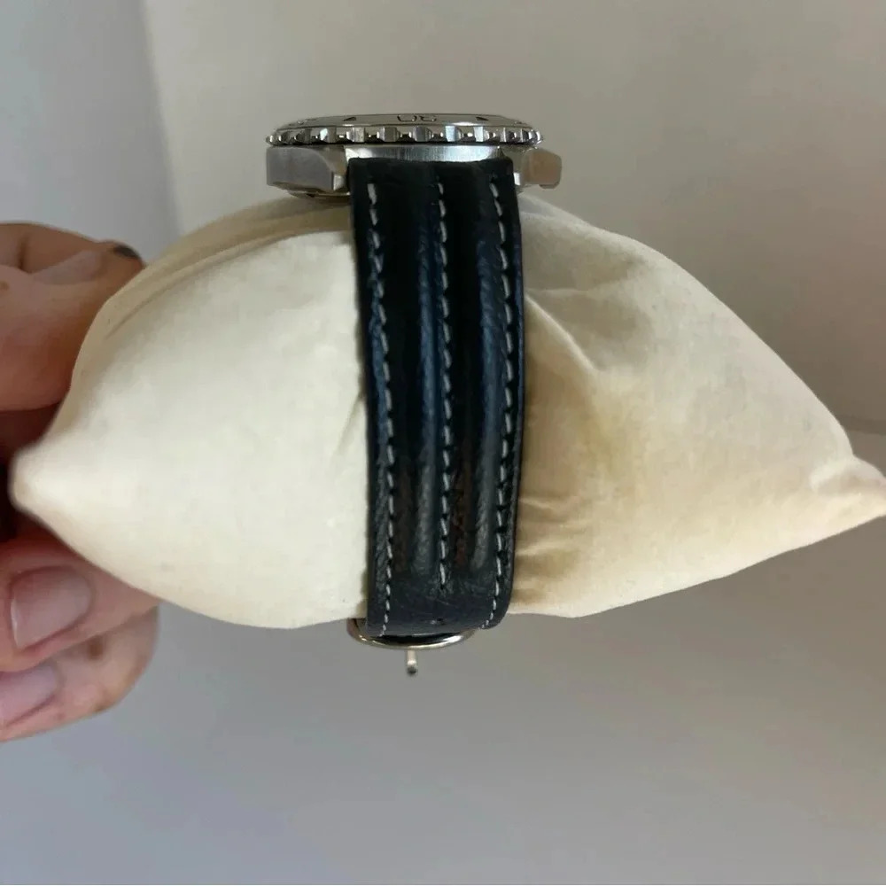 Mickey Mouse Watch With Black Leather Strap . - Picture 4 of 13